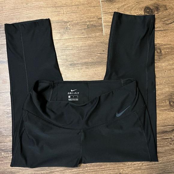 Nike capri leggings, size M - Picture 3 of 4